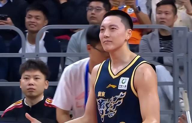 广东队主场40分惨败，杜锋脸色铁青，朱芳雨该认真上班了